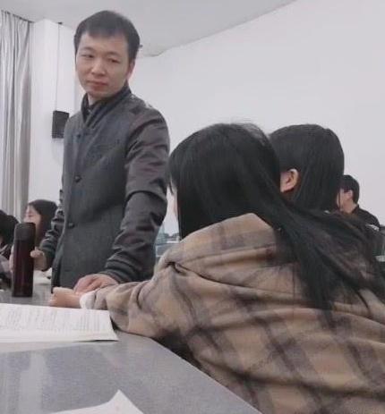 中醫課上，老師面帶微笑為一女學生「把脈」，隨後笑容卻逐漸消失