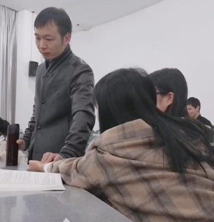 中醫課上，老師面帶微笑為一女學生「把脈」，隨後笑容卻逐漸消失