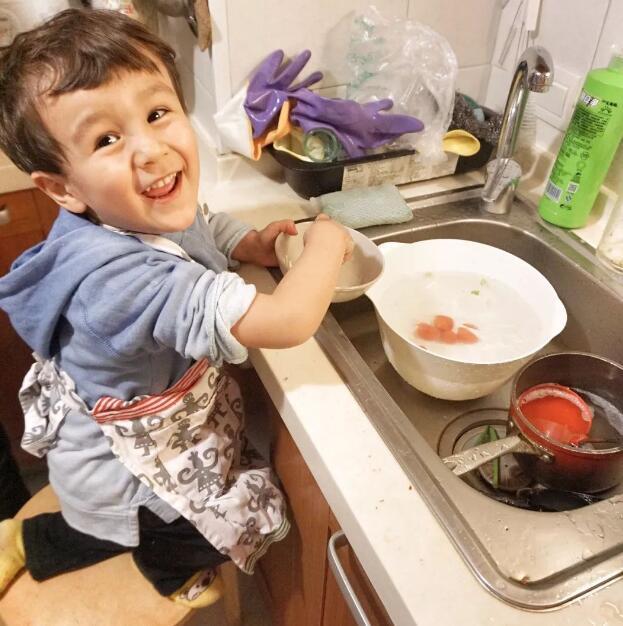 媽媽懷二寶！爸爸出差前「偷偷訓練5歲兒子」給媽做早餐　隔天一起床超驚喜：怎麼做到的？