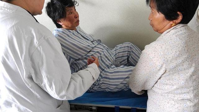 62歲女子嫁給26歲小鮮肉，八個月後宣布懷孕，醫生直言：不可能！