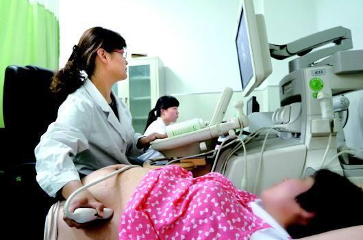 62歲女子嫁給26歲小鮮肉，八個月後宣布懷孕，醫生直言：不可能！