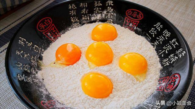 麵粉別蒸饅頭了「加5個雞蛋」不揉麵不擀麵，秘制一做上桌就吃完
