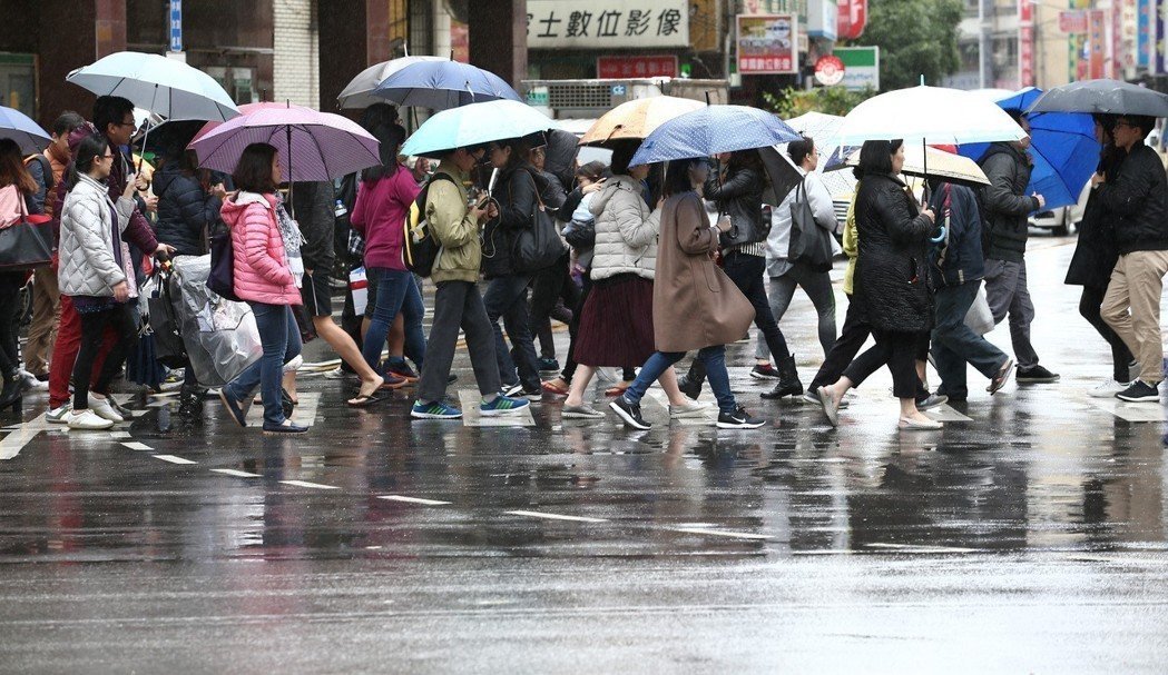 雷雨颮線來襲！強風豪雨狂掃「3縣市發出警報」　氣象局呼籲：「下周雨勢才緩和」 