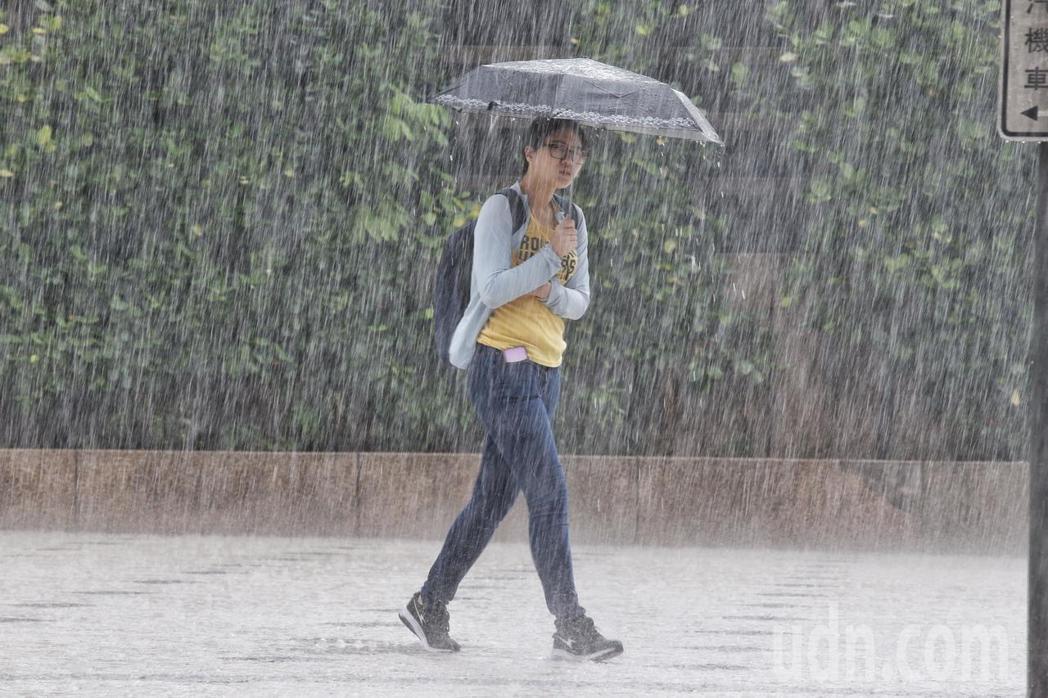 雷雨颮線來襲！強風豪雨狂掃「3縣市發出警報」　氣象局呼籲：「下周雨勢才緩和」 