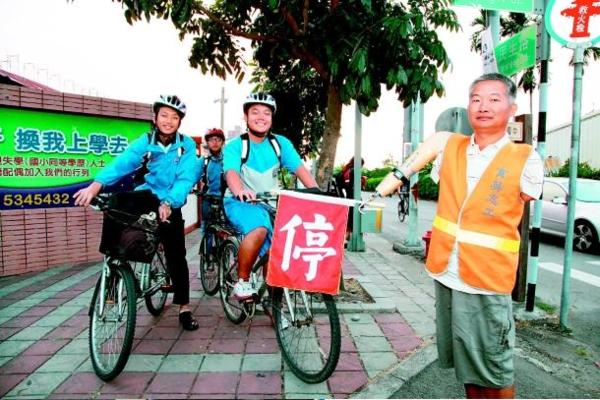 沒手也牽你一世人！台電領班「情人節意外失雙臂」絕望臥軌被妻救回　「20年不嫌棄助尪重生」告白逼哭全網