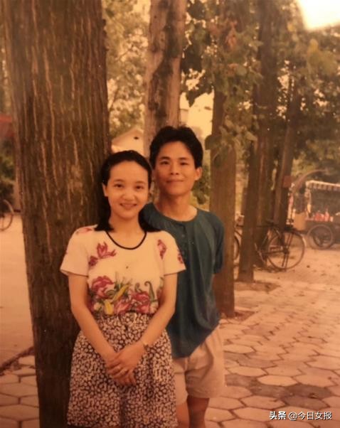 嫁衣一穿30年！「丈夫婚前買的嫁衣」妻子每年「結婚紀念日」穿　56歲甜笑：還要再穿30年