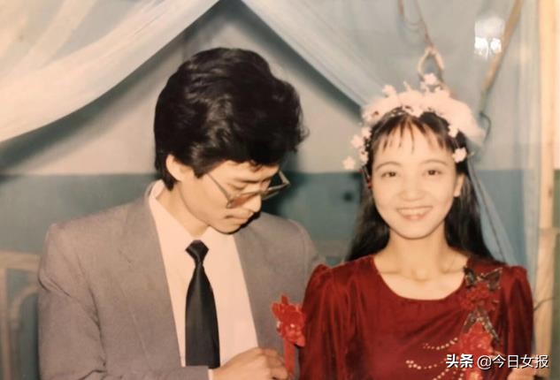 嫁衣一穿30年！「丈夫婚前買的嫁衣」妻子每年「結婚紀念日」穿　56歲甜笑：還要再穿30年