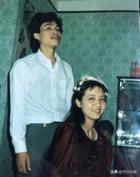 嫁衣一穿30年！「丈夫婚前買的嫁衣」妻子每年「結婚紀念日」穿　56歲甜笑：還要再穿30年