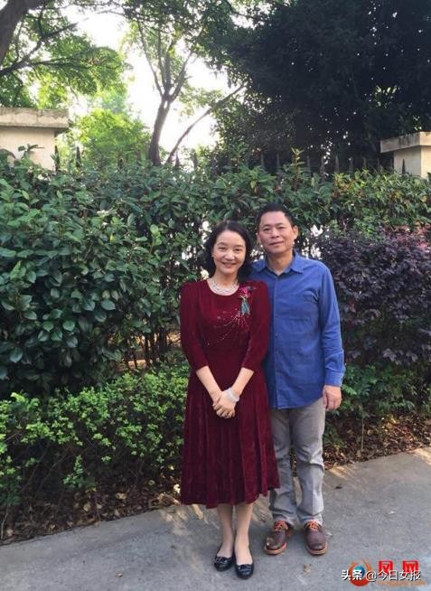 嫁衣一穿30年！「丈夫婚前買的嫁衣」妻子每年「結婚紀念日」穿　56歲甜笑：還要再穿30年