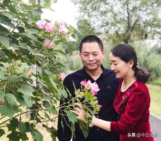 嫁衣一穿30年！「丈夫婚前買的嫁衣」妻子每年「結婚紀念日」穿　56歲甜笑：還要再穿30年