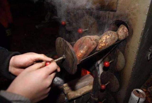 男子鬼祟跟蹤！女人晚上買烤紅薯「到家發現不熟」去找賣家「才知道對方救了自己」