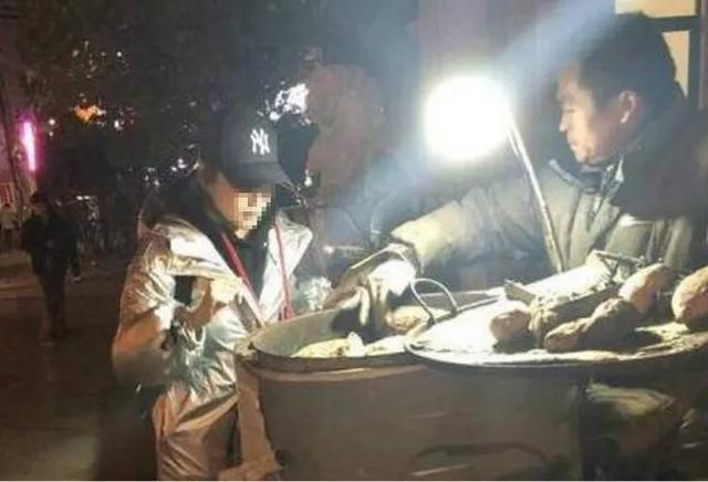 男子鬼祟跟蹤！女人晚上買烤紅薯「到家發現不熟」去找賣家「才知道對方救了自己」