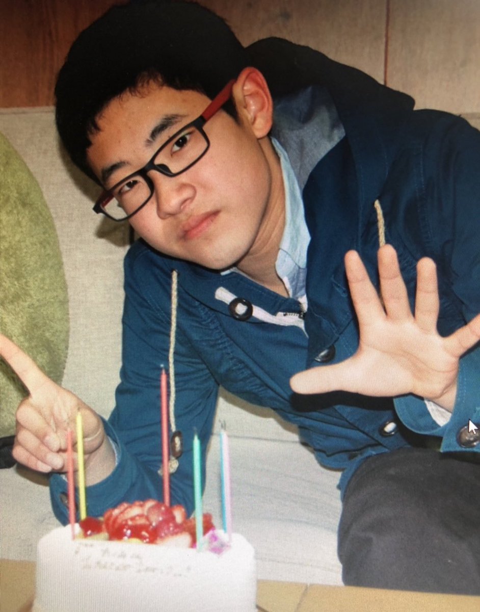 告白狂被拒絕!眼鏡宅男發奮「變身男模級天菜」 交到超Q女友放閃「女同學全看傻」:看錯你了