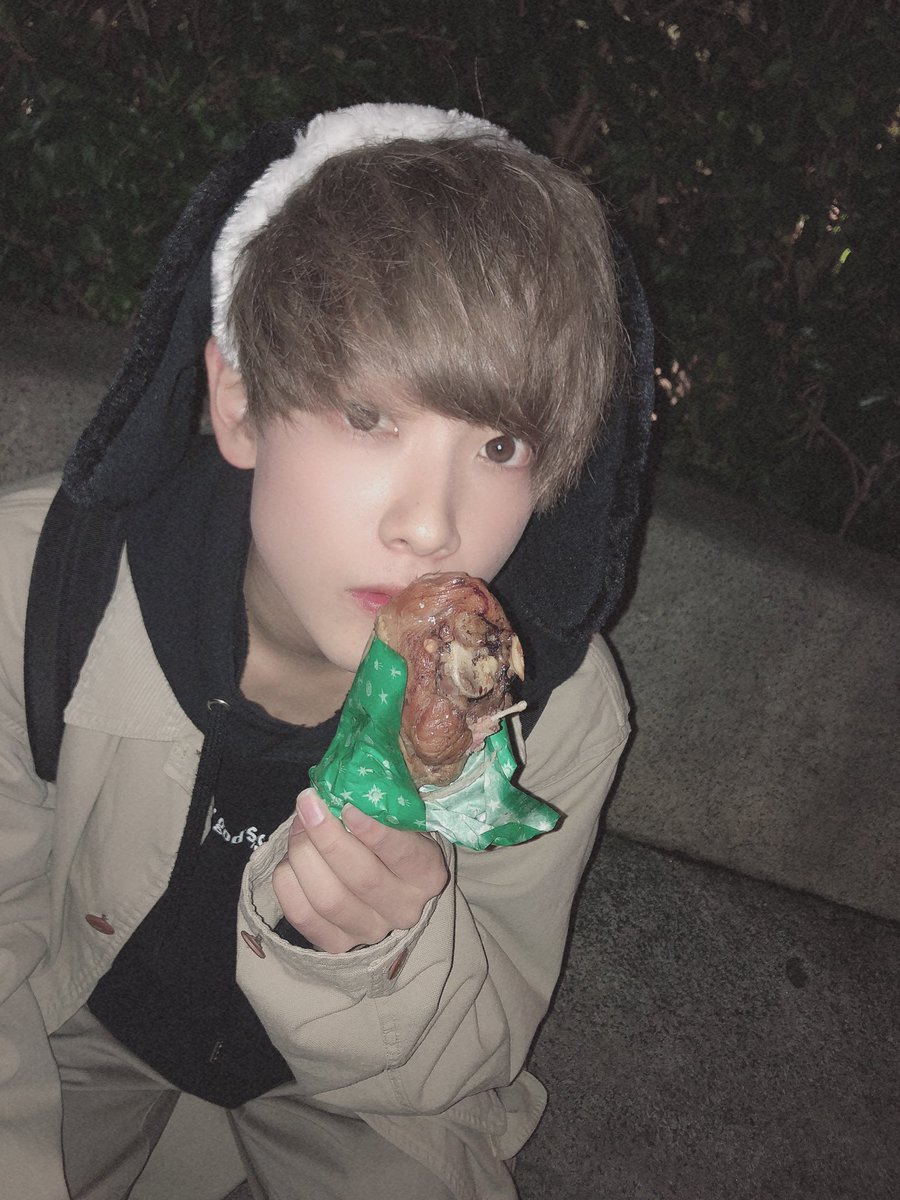 告白狂被拒絕!眼鏡宅男發奮「變身男模級天菜」 交到超Q女友放閃「女同學全看傻」:看錯你了