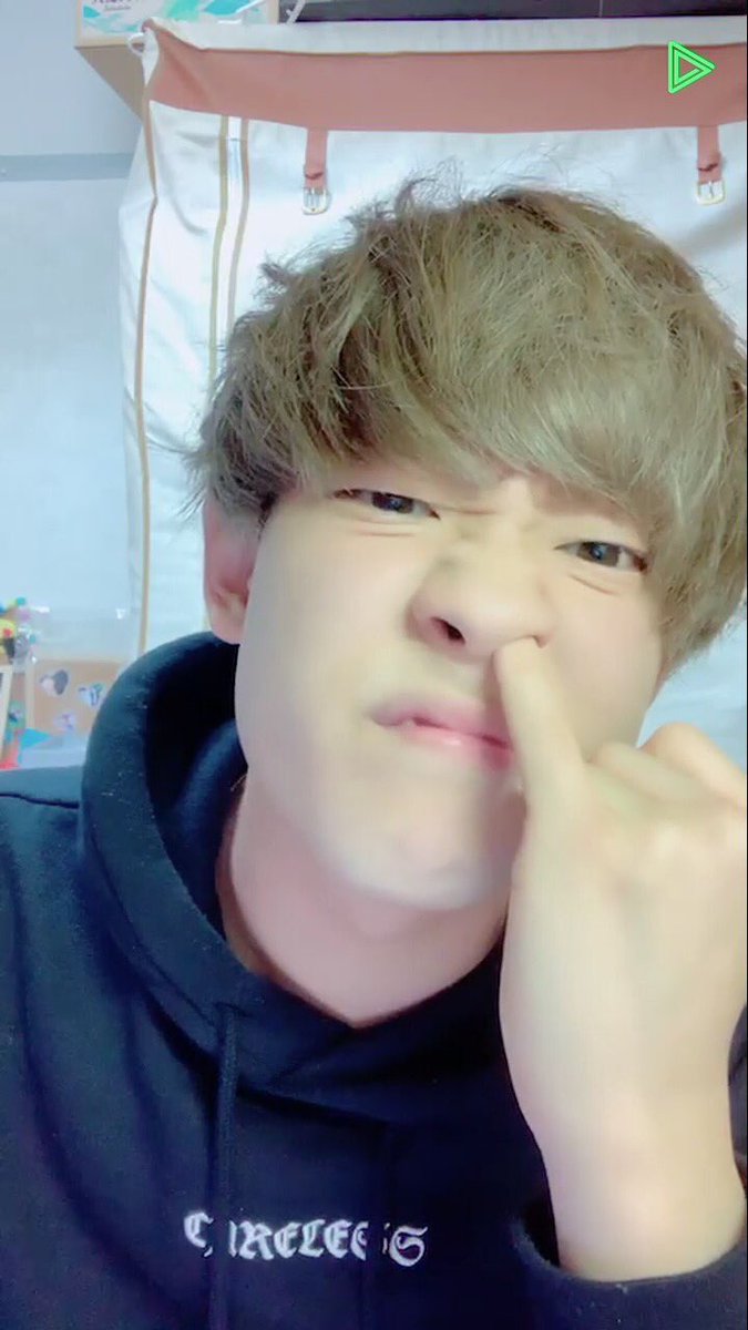 告白狂被拒絕!眼鏡宅男發奮「變身男模級天菜」 交到超Q女友放閃「女同學全看傻」:看錯你了