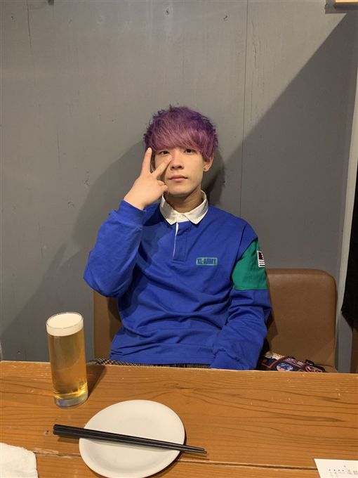 告白狂被拒絕!眼鏡宅男發奮「變身男模級天菜」 交到超Q女友放閃「女同學全看傻」:看錯你了