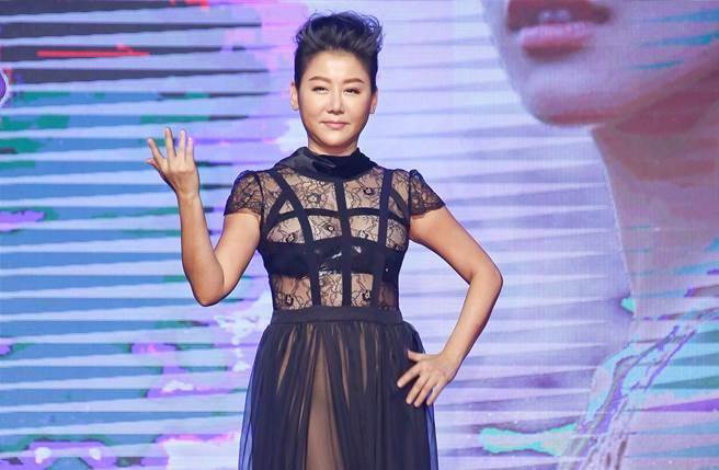 藍心湄哭了！憶交往小13歲男友「男人幾歲都很幼稚」　54歲焦慮「怕自己有天被遺忘」