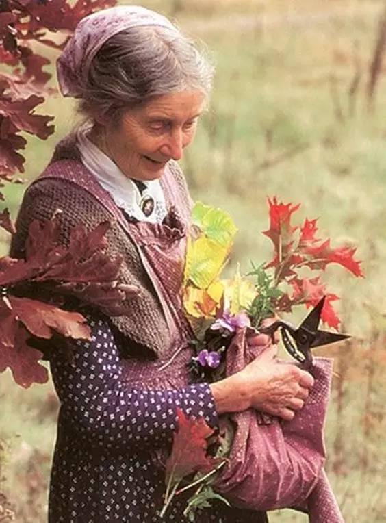 92歲活成仙女模樣!她57歲隱居山林「沒電沒自來水」 荒野生活「卻像美麗油畫」一生瀟灑人人羨