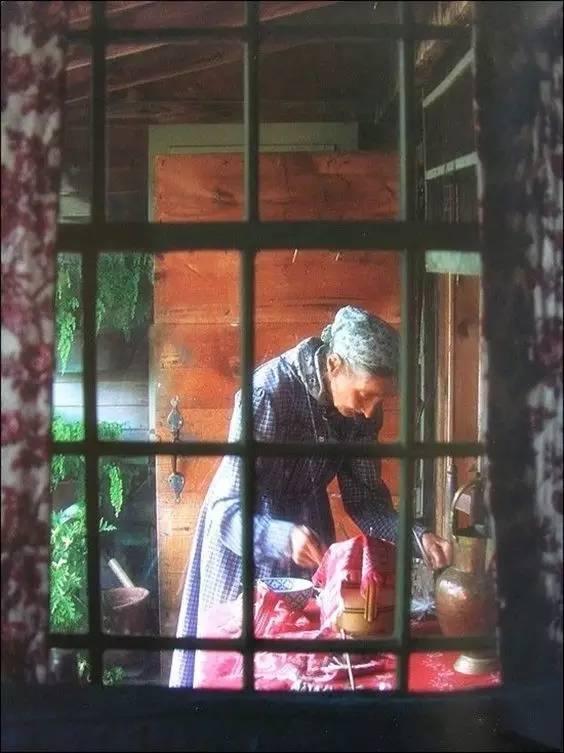 92歲活成仙女模樣!她57歲隱居山林「沒電沒自來水」 荒野生活「卻像美麗油畫」一生瀟灑人人羨