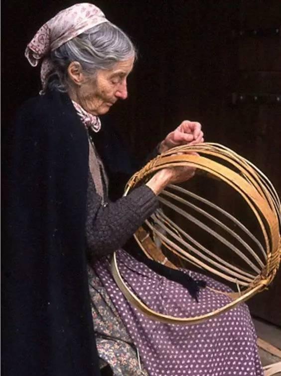 92歲活成仙女模樣!她57歲隱居山林「沒電沒自來水」 荒野生活「卻像美麗油畫」一生瀟灑人人羨