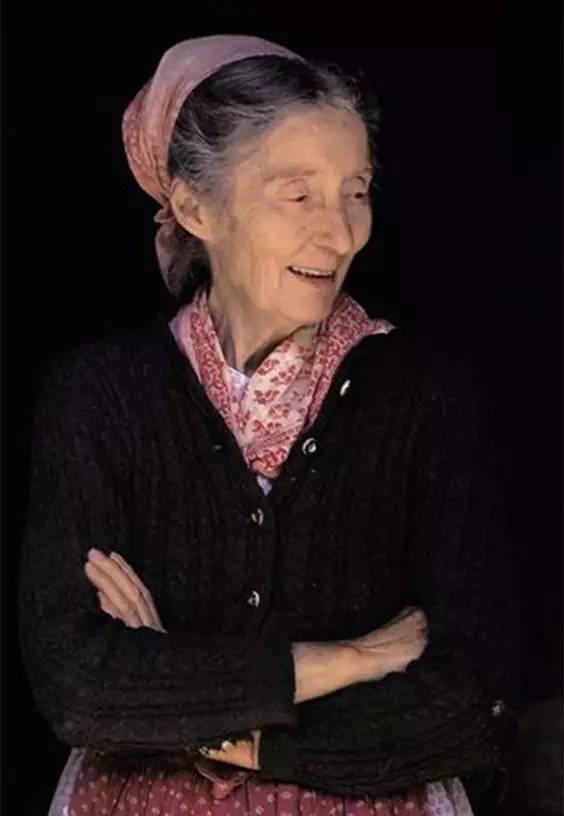 92歲活成仙女模樣!她57歲隱居山林「沒電沒自來水」 荒野生活「卻像美麗油畫」一生瀟灑人人羨