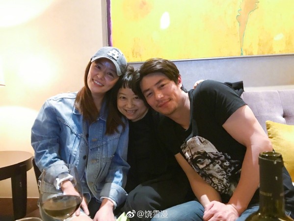 林心如探班霍建華「夫妻罕見同框」！網友驚覺「照片中第三人身份」直呼：超亮電燈泡