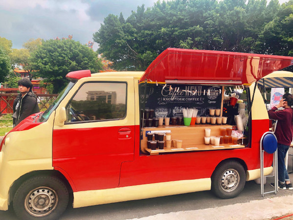 林心如探班霍建華「夫妻罕見同框」！網友驚覺「照片中第三人身份」直呼：超亮電燈泡