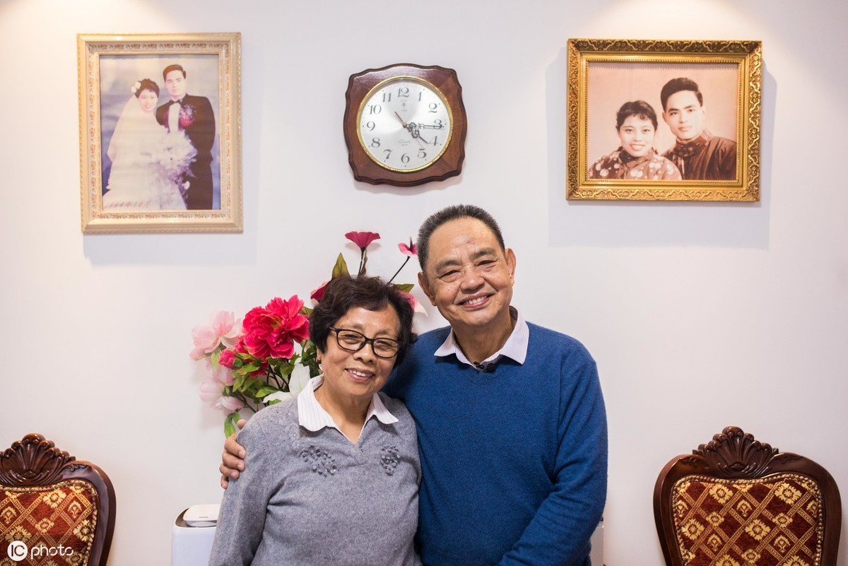 八旬老人給妻子拍了上萬張照片！「54年前後合照對比」超浪漫：愛從不因時光變淡