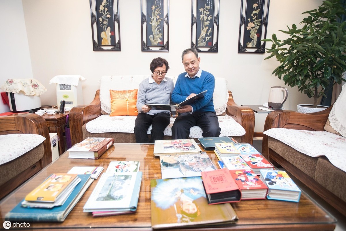 八旬老人給妻子拍了上萬張照片！「54年前後合照對比」超浪漫：愛從不因時光變淡