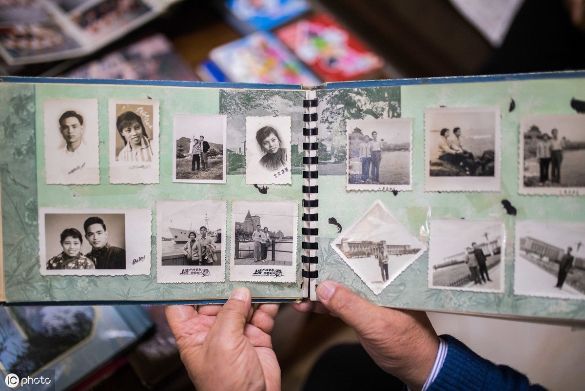 八旬老人給妻子拍了上萬張照片！「54年前後合照對比」超浪漫：愛從不因時光變淡