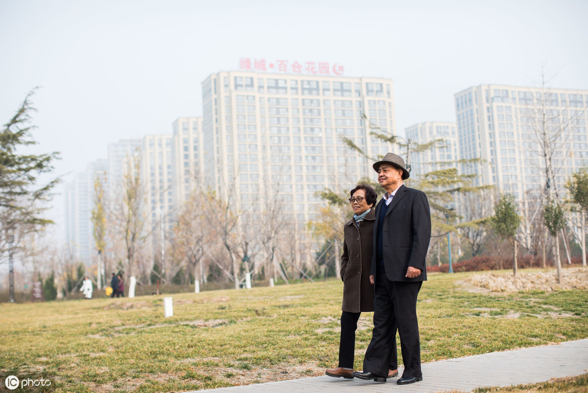 八旬老人給妻子拍了上萬張照片！「54年前後合照對比」超浪漫：愛從不因時光變淡