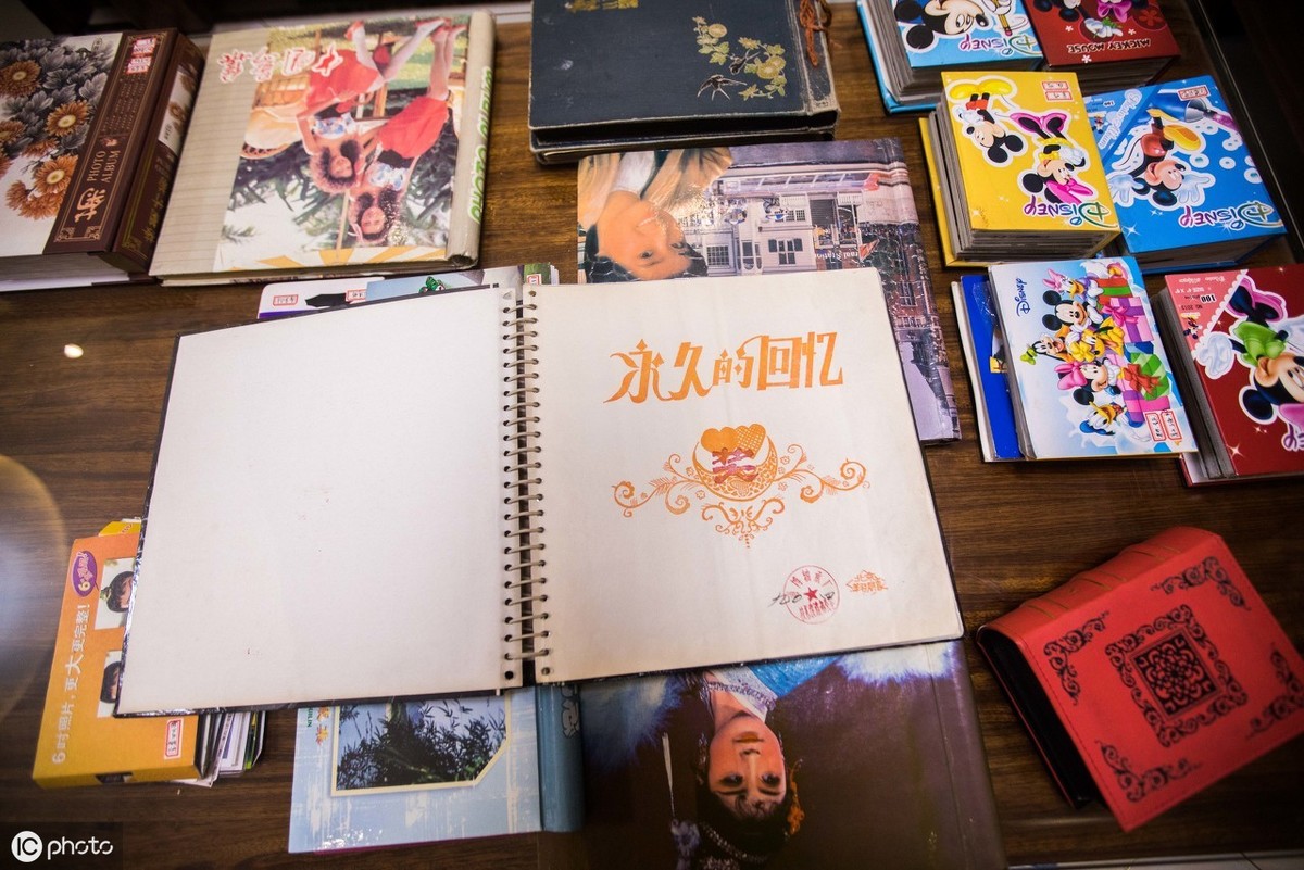 八旬老人給妻子拍了上萬張照片！「54年前後合照對比」超浪漫：愛從不因時光變淡