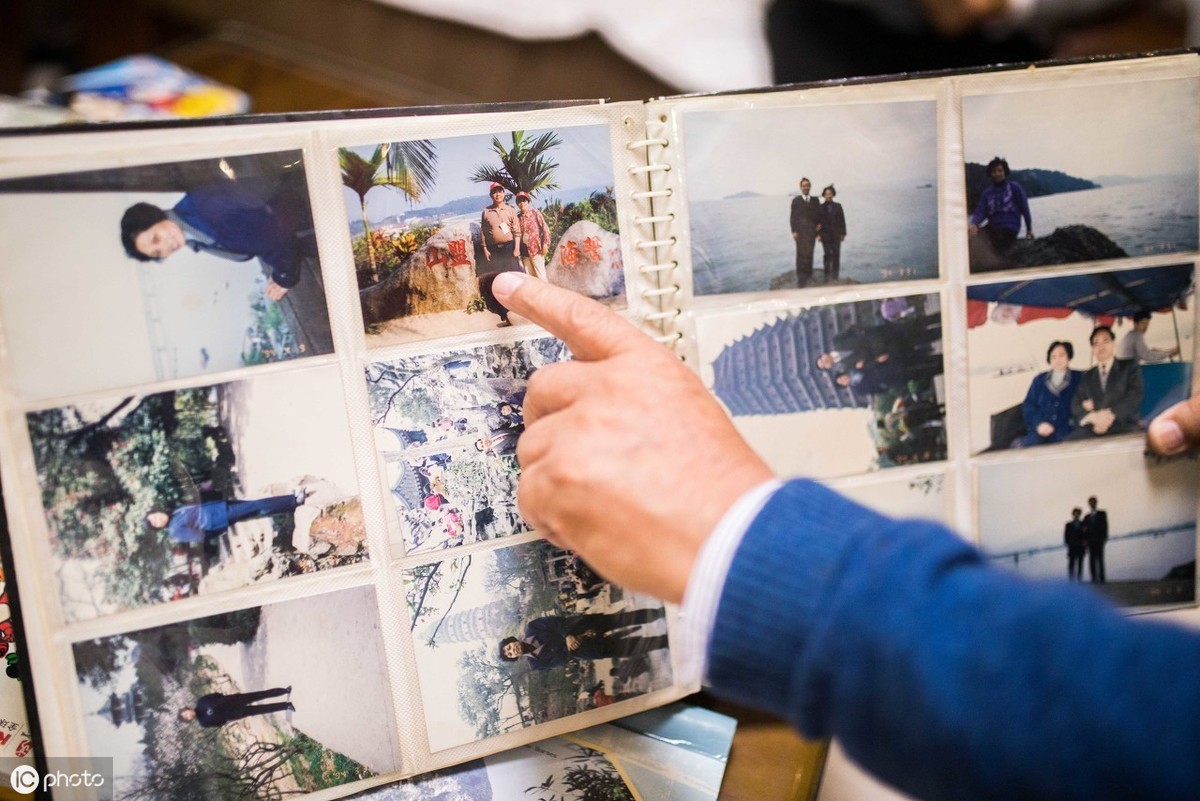 八旬老人給妻子拍了上萬張照片！「54年前後合照對比」超浪漫：愛從不因時光變淡