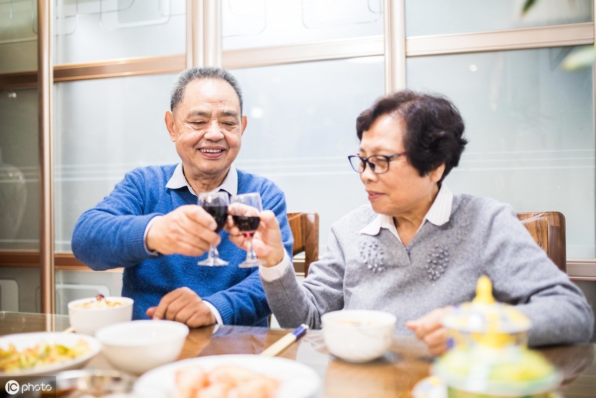 八旬老人給妻子拍了上萬張照片！「54年前後合照對比」超浪漫：愛從不因時光變淡