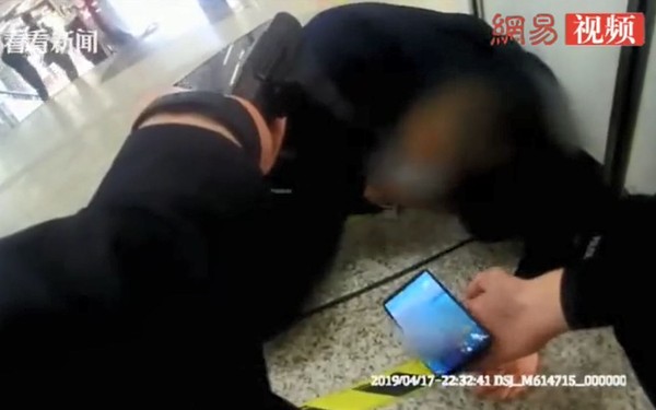 拚工作醉倒地鐵！西裝男見警淚崩「生活過得好難」　妻趕到現場「不忍責備給擁抱」：沒關係我懂