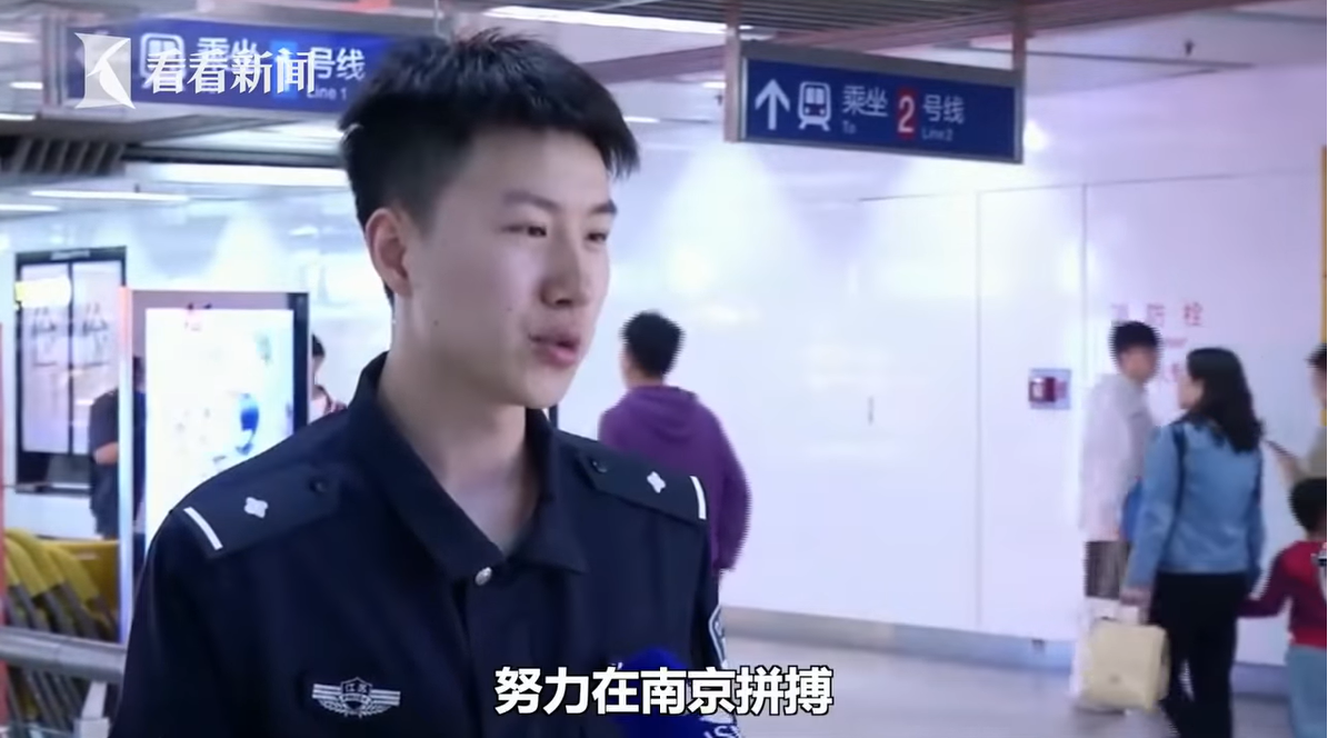 拚工作醉倒地鐵！西裝男見警淚崩「生活過得好難」　妻趕到現場「不忍責備給擁抱」：沒關係我懂
