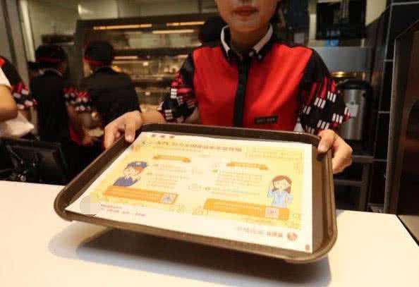 吃肯德基時，為何餐盤上總墊一張紙？服務員：很多人「不懂裝懂」