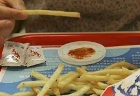 吃肯德基時，為何餐盤上總墊一張紙？服務員：很多人「不懂裝懂」