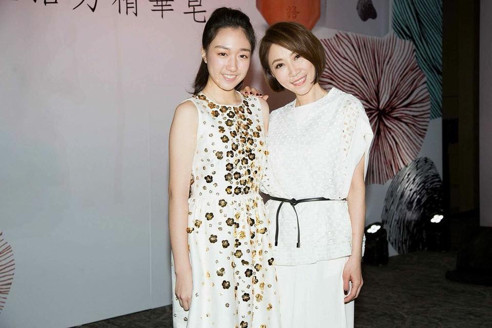 李翊君慶50歲生日！她曝老公「紅了人也變了」女兒回不來寫信勸「別給自己太大壓力」感動淚崩