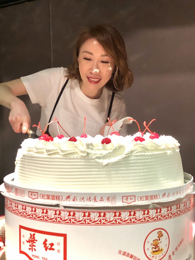 李翊君慶50歲生日！她曝老公「紅了人也變了」女兒回不來寫信勸「別給自己太大壓力」感動淚崩