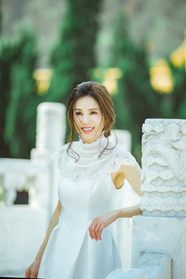 「小龍女」李若彤52歲如少女！ 白紗系列飄仙氣擋不住「顏值重回巔峰」網讚嘆：太誇張