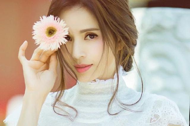 「小龍女」李若彤52歲如少女！ 白紗系列飄仙氣擋不住「顏值重回巔峰」網讚嘆：太誇張
