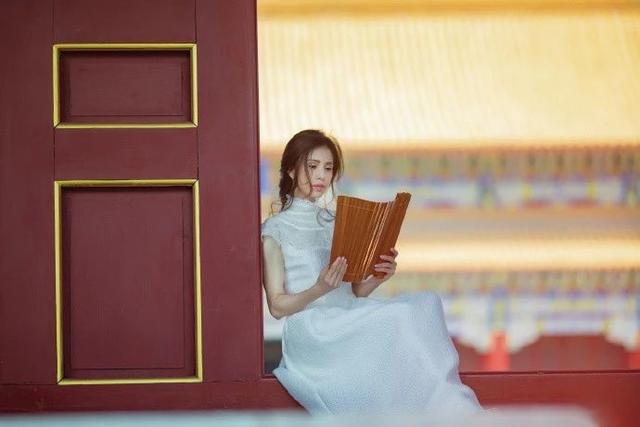 「小龍女」李若彤52歲如少女！ 白紗系列飄仙氣擋不住「顏值重回巔峰」網讚嘆：太誇張