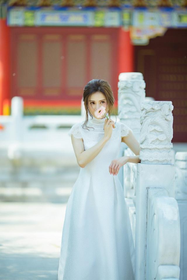 「小龍女」李若彤52歲如少女！ 白紗系列飄仙氣擋不住「顏值重回巔峰」網讚嘆：太誇張