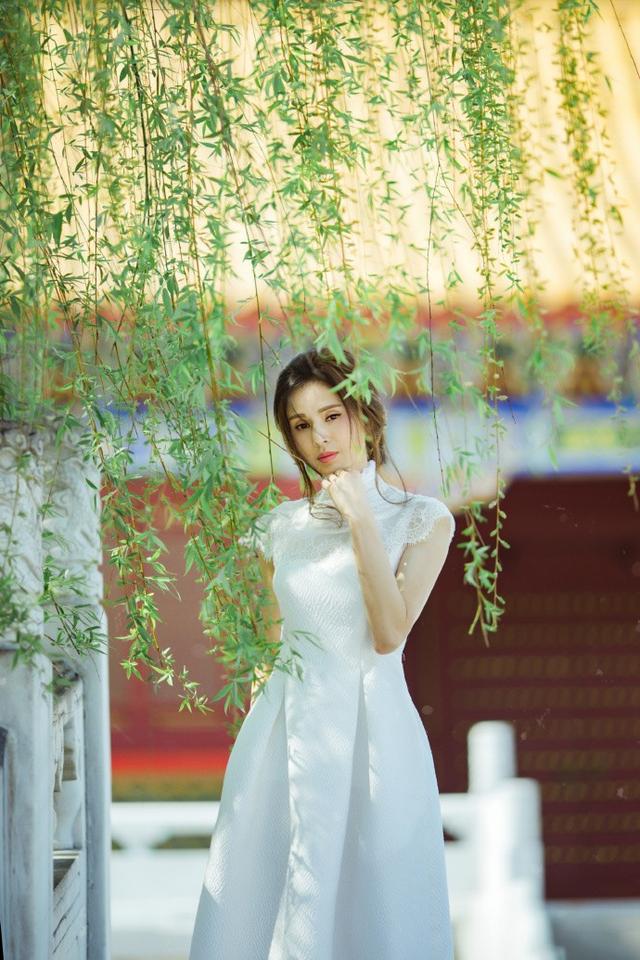「小龍女」李若彤52歲如少女！ 白紗系列飄仙氣擋不住「顏值重回巔峰」網讚嘆：太誇張