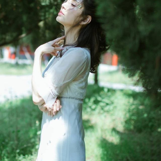 「小龍女」李若彤52歲如少女！ 白紗系列飄仙氣擋不住「顏值重回巔峰」網讚嘆：太誇張