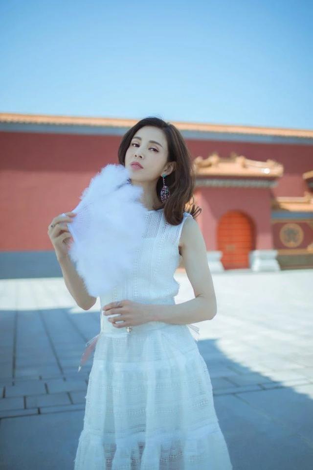 「小龍女」李若彤52歲如少女！ 白紗系列飄仙氣擋不住「顏值重回巔峰」網讚嘆：太誇張