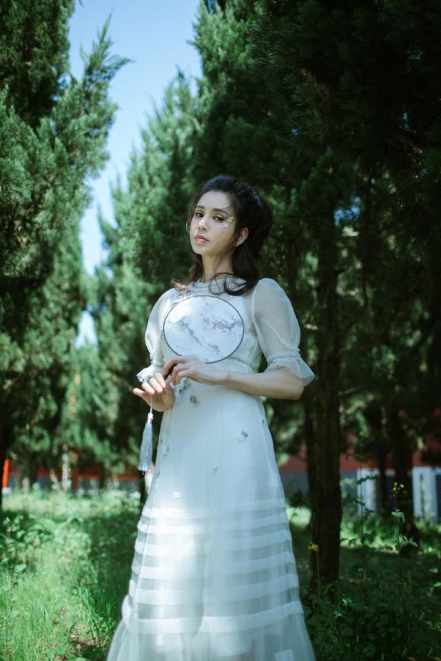 「小龍女」李若彤52歲如少女！ 白紗系列飄仙氣擋不住「顏值重回巔峰」網讚嘆：太誇張