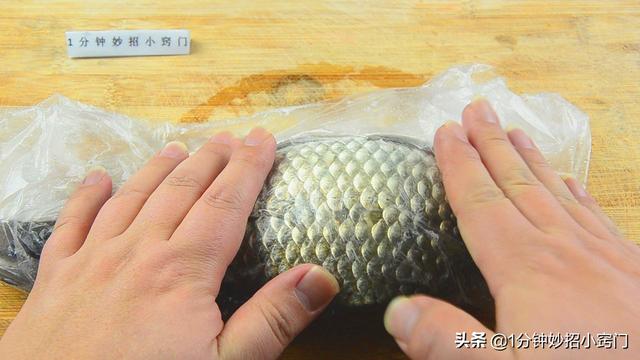 不用任何工具，一個塑料袋就把魚鱗徹底刮乾凈，又快又好！超實用！