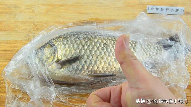 不用任何工具，一個塑料袋就把魚鱗徹底刮乾凈，又快又好！超實用！